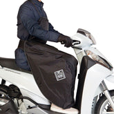 Coprigambe LINUSCUD, un coprigambe nero resistente agli agenti atmosferici. Ideale per viaggi in moto. Di TUCANO URBANO.